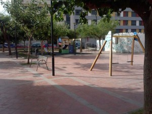 Plaza y columpios